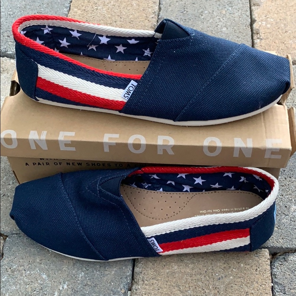 Men’s Tom’s size 10